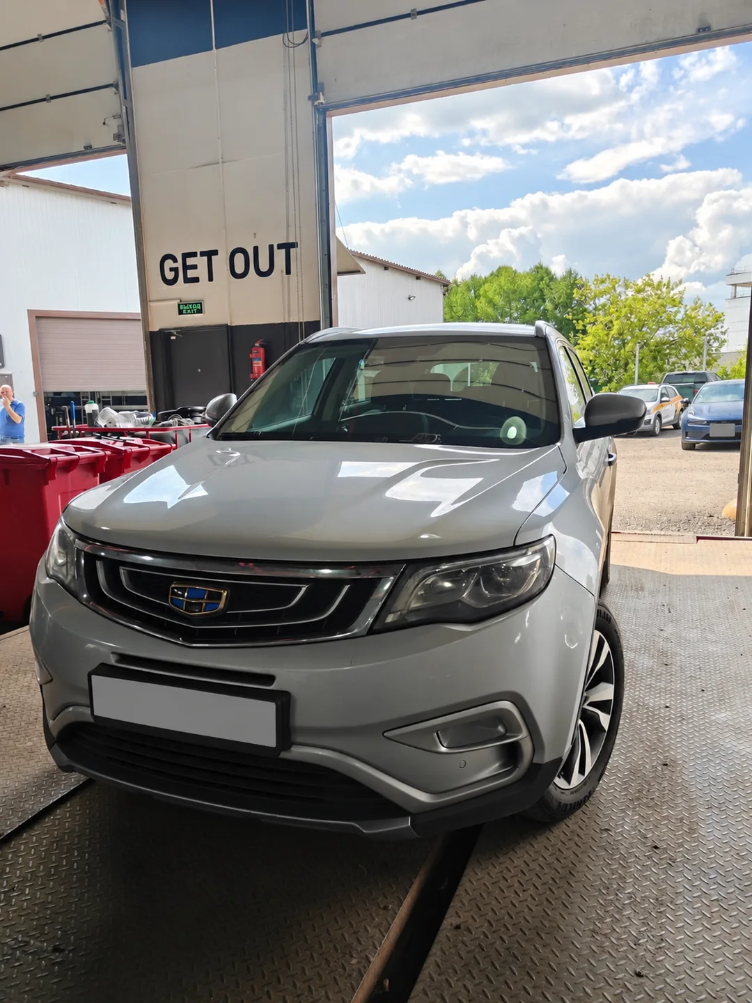 Geely Atlas · вид спереди